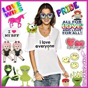 ✌🏼💗🌎 Mia V-neck tee “I love everyone”